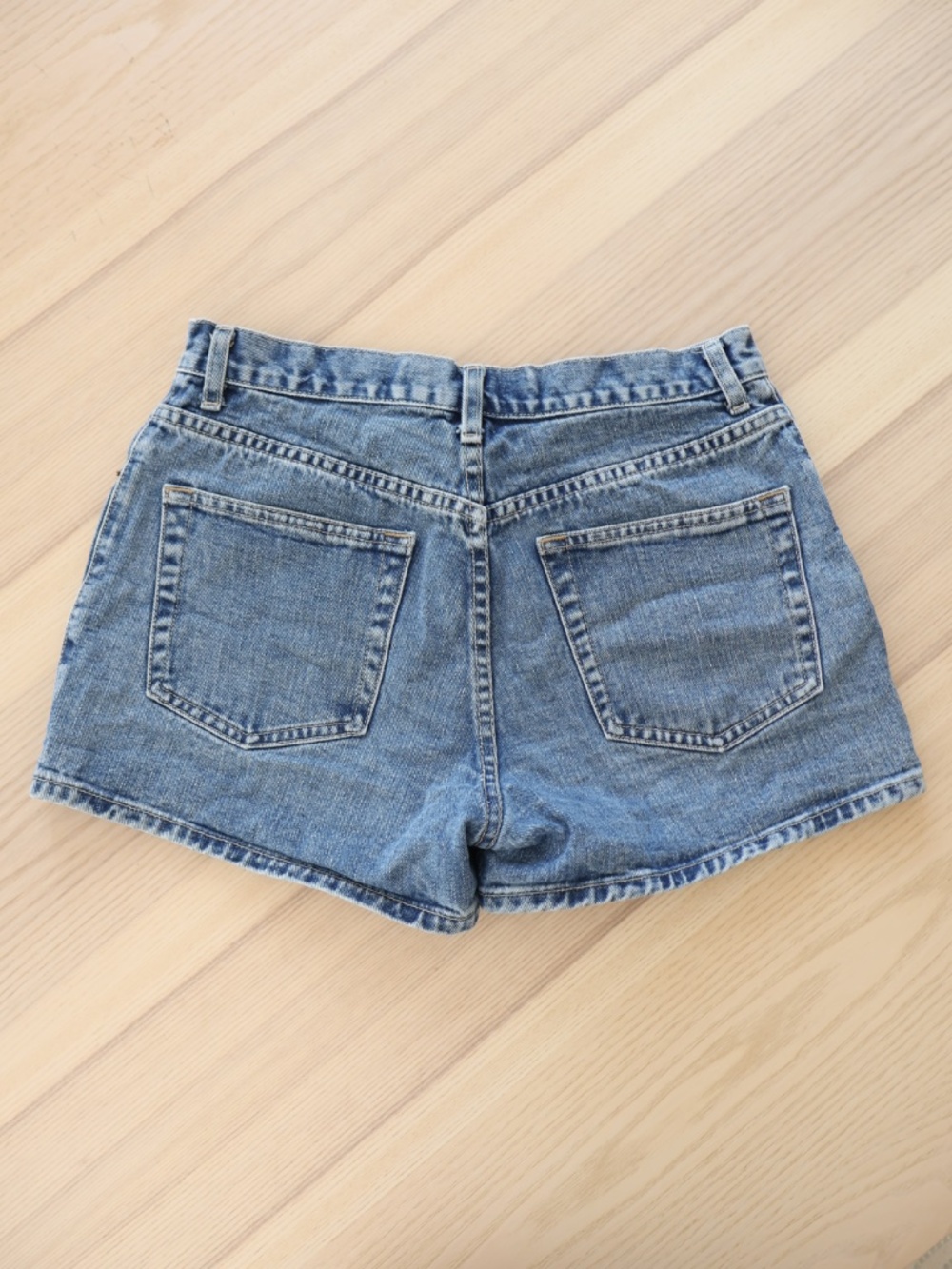Gap Vintage Y2K Low Rise Denim Jean Shorts Medium Blue Wash Button Fly Size 6 - Picture 5 of 8